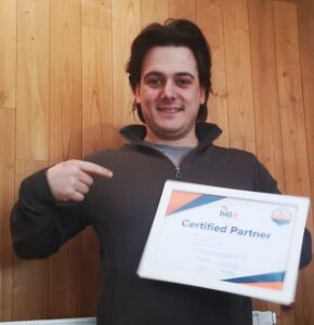 Robin wijst naar Kader met billit certificaat